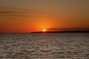 Drucke von Bild eines Sonnenuntergangs mit glorreichen warmen feuerigen Tönen über einer rumpelnden Port Phillip Bay Beaumaris Drucke: Mordaloc Nachsonne am Sonnenuntergang