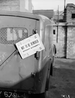Vintage UK Transportation Drucke: Abandoned Getaway Van