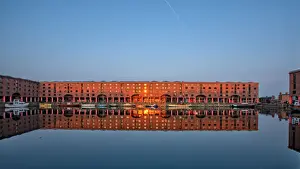 Albert Dock Liverpool Drucke: Albert Docks Reflection in sunrise