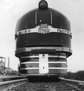 Drucke von Um circa 1935 zu sein, ist die prächtige Vorderseite eines Dampflokoms der Union Pacific mit einer Dekorationsart im Stil des Art Nouveau. (Fotografie von Hulton Archive/ Getty Images) Umfassen Sie die Eleganz: Art Deco Poster Art Collection: Bundesbahn Union Pacifik Lokomotive