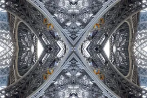 Farbenmuster des Eiffelturms im Kaleidoskop