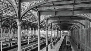 Drucke von Blick von oben über Eisenbahntrakte und -plattformen sowie Innenräume der Liverpool Street Station in London/England Diese Sammlung Würdigt Den Einfallsreichtum, Die Kreativität Und Die Schönheit Von Menschenhand Geschaffener Strukturen Drucke: Schwarz-weiß-Foto von Eisenbahnbahnen und Plattformen sowie Innenräume der Liverpool Street Station in London (England)