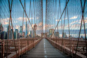 Drucke von Das komplexe Kabelsystem des ikonischen Brooklyn-Bridges Diese Sammlung Würdigt Den Einfallsreichtum, Die Kreativität Und Die Schönheit Von Menschenhand Geschaffener Strukturen Drucke: Auf der Brücke von Brooklyn
