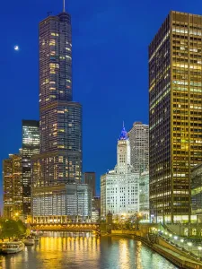 Drucke von Das Trump-Tower von Chicago und das Wrigley-Building im Blick vom Chicago-River Diese Sammlung Würdigt Den Einfallsreichtum, Die Kreativität Und Die Schönheit Von Menschenhand Geschaffener Strukturen Drucke: Aus Chicago nachts