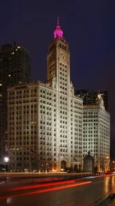 Drucke von Die Chicagoer Wrigley-Bibliothek am Abend Diese Sammlung Würdigt Den Einfallsreichtum, Die Kreativität Und Die Schönheit Von Menschenhand Geschaffener Strukturen Drucke: Wrigley-Bau in Chicago