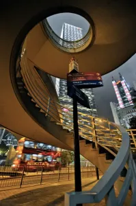 Drucke von Doppelstockwagen über Treppen und Hongsong-Schilder am Abend Diese Sammlung Würdigt Den Einfallsreichtum, Die Kreativität Und Die Schönheit Von Menschenhand Geschaffener Strukturen Drucke: Hongkongs Stairway am Abend