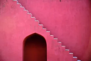 Drucke von Indien, Neu-Delhi, Jantar Mantar, astronomisches Observatorium von Maharaja Sawai Jai Singh II im frühen 18. Jahrhundert erbaut, Detail der Treppen Diese Sammlung Würdigt Den Einfallsreichtum, Die Kreativität Und Die Schönheit Von Menschenhand Geschaffener Strukturen Drucke: Indien, Neu-Delhi, Jantar Mantar, astronomisches Observatorium.