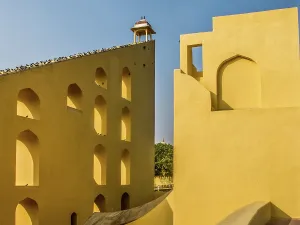 Drucke von Jantar Mantar, Jaipur. Das größte Observatorium in Indien. 1726 aus Ziegelstein, Marmor und Messing erbaut Diese Sammlung Würdigt Den Einfallsreichtum, Die Kreativität Und Die Schönheit Von Menschenhand Geschaffener Strukturen Drucke: Jantar Mantar-Observatorium, Jaipur, Rajasthan, Indien