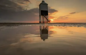 Sunset Beach Scene Drucke: Reflected Lighthouse