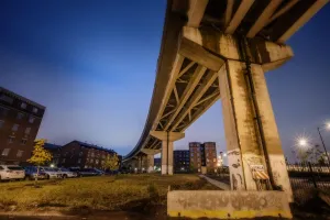 Drucke von Dies ist der Eisenbahnüberweg von der Kreuzung von 18. Straße und Wentworth Avenue Diese Sammlung Würdigt Den Einfallsreichtum, Die Kreativität Und Die Schönheit Von Menschenhand Geschaffener Strukturen Drucke: Überbrücktenbahnhof