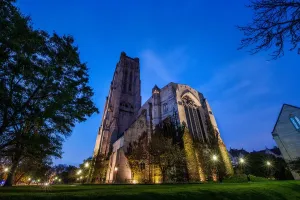 Drucke von Dies ist die Rockefellerruhe auf dem Campus der Universität von Chicago im Stadtteil Hyde Park Diese Sammlung Würdigt Den Einfallsreichtum, Die Kreativität Und Die Schönheit Von Menschenhand Geschaffener Strukturen Drucke: Rochesterer Kapelle Sonnenaufgang