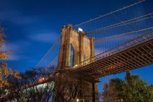 Drucke von Heute ist mein Schuss ein anderer Winkel des Manhattan-Bridges Weltberühmte Brücken Drucke: Rollende Wolken hinter der Brooklynbrücke