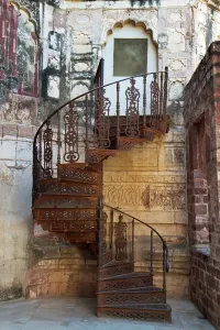 Drucke von Rundstiegen im Mehrangarh-Fort in Jodphur, Indien Diese Sammlung Würdigt Den Einfallsreichtum, Die Kreativität Und Die Schönheit Von Menschenhand Geschaffener Strukturen Drucke: Spiralklammertreppe