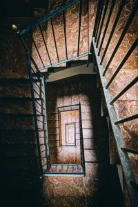 Drucke von Dieses Foto zeigt eine Treppe in Mallorca, Spanien Diese Sammlung Würdigt Den Einfallsreichtum, Die Kreativität Und Die Schönheit Von Menschenhand Geschaffener Strukturen Drucke: Die Treppe