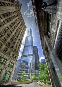 Drucke von Trump Tower zwischen dem Wrigley Building Diese Sammlung Würdigt Den Einfallsreichtum, Die Kreativität Und Die Schönheit Von Menschenhand Geschaffener Strukturen Drucke: Trump Tower