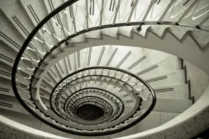 Drucke von Hoher Winkelansicht einer sich windenden Treppe Bilder Datiert 2010 September: Ungeplante Perspektiven