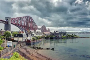 Drucke von Nordquays Ferry, Schottland - Juni 2017 : Häuser von Nordquays Ferry und Firth Bridge Weltberühmte Brücken Drucke: Wohnhäuser von Nordqueensferry und der Firth Bridge