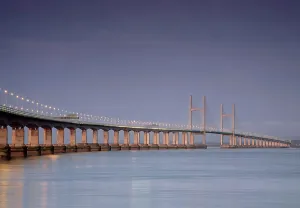 Drucke von Ein Schuss des Severn-Bridges, der England und Wales über den Bristolkanal in blauer Stunde verbindet Weltberühmte Brücken Drucke: Brücke über den Severn im Blauen Stundunken