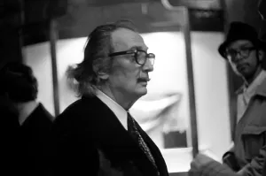 Drucke von NEUES YORK - 1971: Der spanische Surrealisten-Schüler und Maler Salvador Dali an einer Party in New York City, New York im Jahr 1971. (Bild von David Attie/Getty Images) Kunstwerke Des Surrealismus Drucke: Salvador Dali