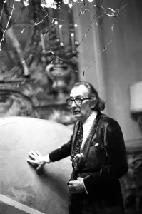 Drucke von NEU YORK - 1971: Der spanische surrealistische Bildhauer und Maler Salvador Dali bei einer Party in New York City, New York im Jahr 1971. (Foto von David Attie/Getty Images) Salvador Dali Drucke: Salvador Dali