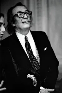 Drucke von NEU YORK - 1971: Der spanische Surrealisten-Schüler und Maler Salvador Dali bei einer Party in New York City, New York im Jahr 1971. (Foto von David Attie/Getty Images) Kunstwerke Des Surrealismus Drucke: Salvador Dalí
