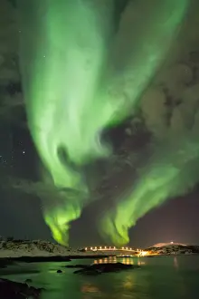 Aurora Borealis Over Water Drucke: Aurora Borealis Over Bridge