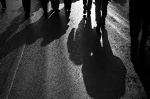 Persönlich beleuchtete Personen Schatten auf dem Asphalt hinterlassen