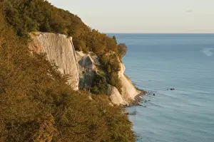 Die Ostsee mit Kalkklippen und Eichenwald aus Fagus sylvatika., im Herbst. Das Jasmundscher Naturschutzgebiet in der Bundesrepublik Deutschland (Mecklenburg-Vorpommern)