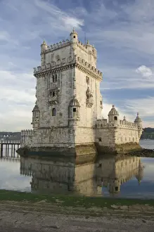 Drucke von Der Belém-Turm, in Lissabon. Es ist das repräsentativste Denkmal der Manuelschen Architekturstil. Er wird im Wasser des Flusses Tejo widerspiegelt Manuelinische Architektur Drucke: Tor Belém, Lissabon