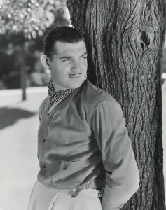 Classic Movie Actor Images Drucke: Actor Clark Gable Posing Against a Tree