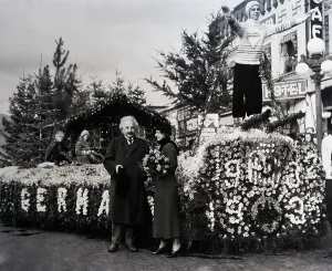Prominent Persons In Science Drucke: Albert Einstein Inspecting Winning Float