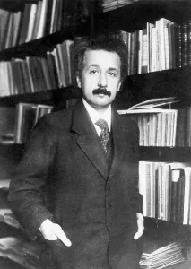 Albert Einstein Portrait Drucke: Albert Einstein In His Library