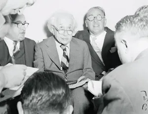 Eastern European Descent Celebrities Drucke: Albert Einstein Reading Statement to Press