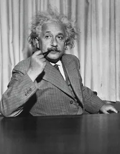Drucke von Der Professor Albert Einstein, der jetzt aus Deutschland verbannt ist und ruhig seinen Pfeifrauch raucht Pioniere der Wissenschaft: Der Tabakstab des Albert Einstein am Tisch