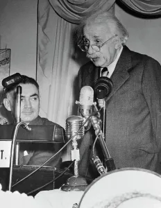Albert Einstein spricht vor dem Mikrofon