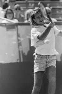 Andre Agassi Tennis Drucke: Andre Agassi Hitting a Forehand