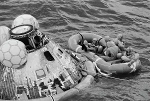 Astronauten von Apollo 11 im Ruderboot bei der Kommandomodule