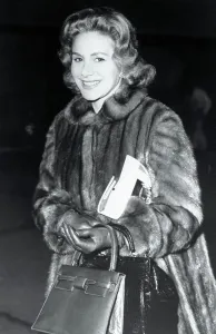 London Airport Arrivals Drucke: Athina Onassis Travelling in Fur Coat