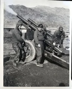 Korean War Soldiers Drucke: Un Atrillery Unit Fires Howitzer