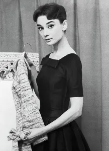 Audrey Hepburn hält Mantel von Givenchy.