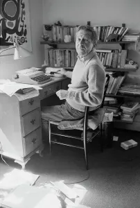 Autor John Cheever in seinem Studierzimmer