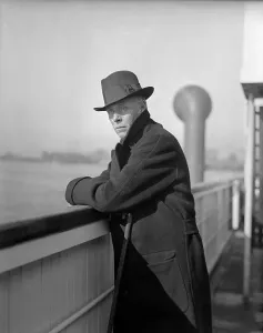 Manhattan Landmarks Drucke: Author Sinclair Lewis Posing on Deck