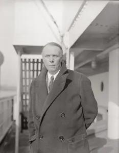 Literary Arts Portrait Drucke: Author Sinclair Lewis Posing on Deck
