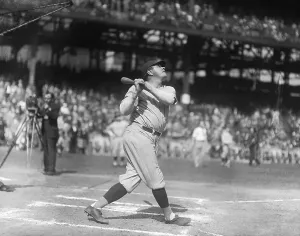 Drucke von Babes Ruhm in Pittsburgh am 10. Mai 1927 - Pittsburgh (Pennsylvania)-Babe Ruth spielt beim WM-Spiel mit Homerinslagen während der Vorbereitung Momente des Ruhms: Babe Ruth Üben