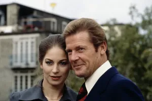 Classic Movie Stars UK Drucke: Barbara Kellerman And Roger Moore