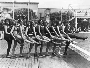 Vintage Swimwear Models Drucke: Bathing Beauty Contestants/One Leg Up