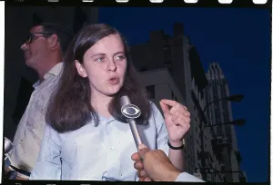 Bernadette Devlin spricht in ein Mikrofon.