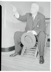 Queen Mary Liner Drucke: Bernard Baruch Gesturing
