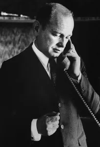 Bernard Cornfeld macht einen Telefonanruf.