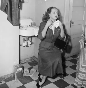 Behind The Scenes Movie Magic Drucke: Bette Davis Preparing Herself